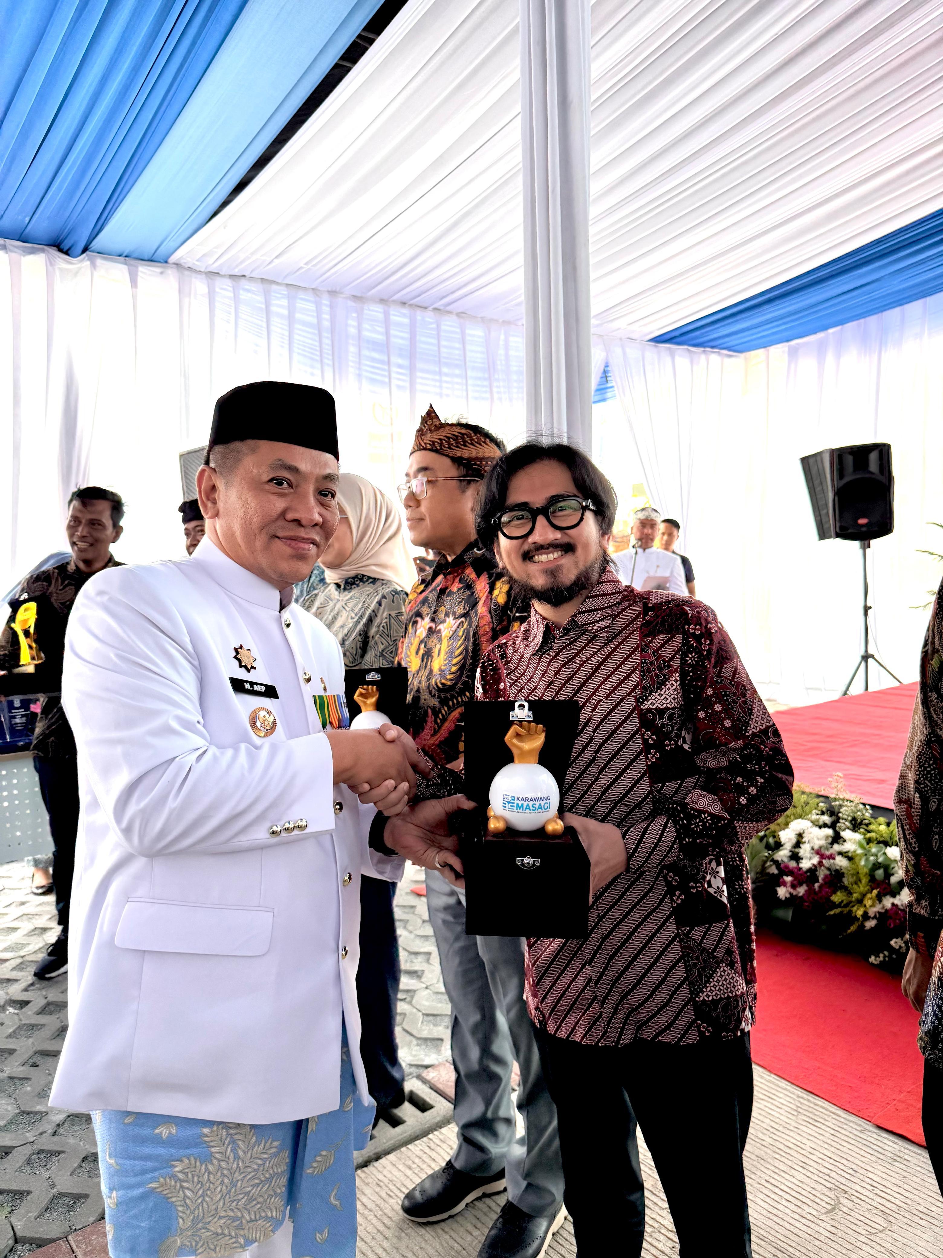 Aktif Bangun Karawang Berkelanjutan, PERURI Terima Penghargaan TJSLP dari Pemkab Karawang
