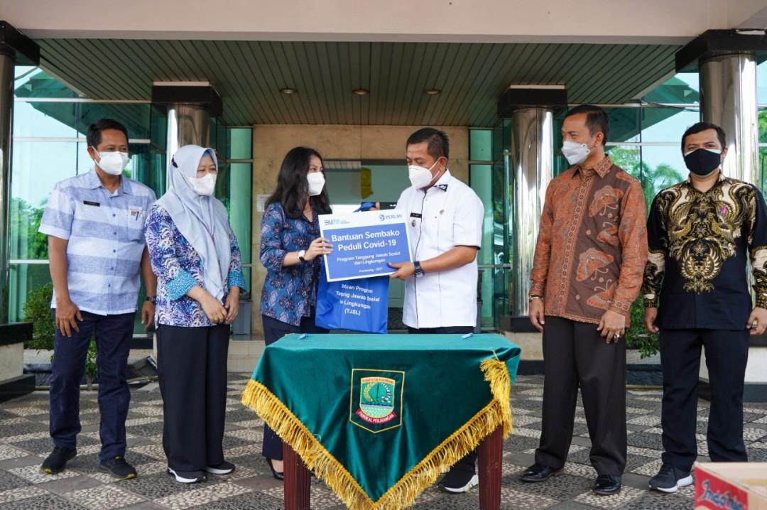 Peruri Salurkan Bantuan Sembako Untuk Warga Karawang Yang Jalani Isolasi Mandiri