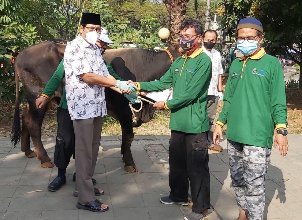 Peruri Salurkan Bantuan Hewan Kurban Kepada Masyarakat di Kabupaten Karawang