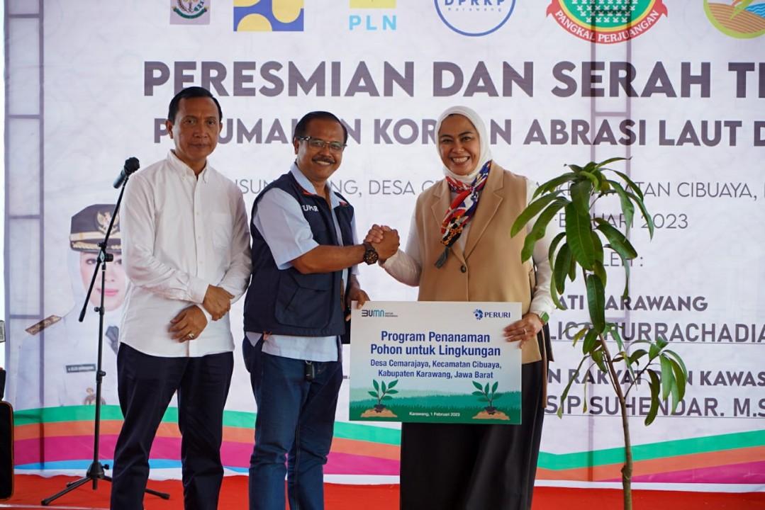 Peruri Serahkan Bantuan Pohon Kepada Warga yang Terdampak Bencana Abrasi Laut dan Rob di Desa Cemarajaya, Kabupaten Karawang