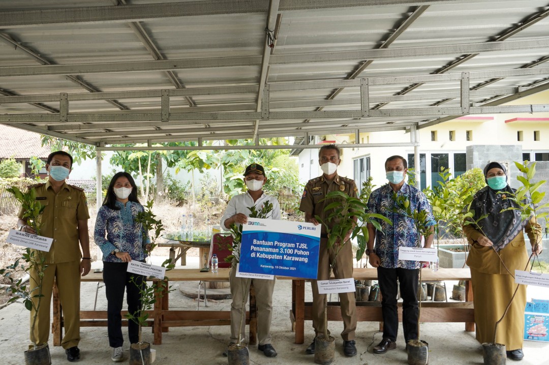 Peduli Akan Kualitas Udara Bersih, Peruri Berikan Bantuan 3.100 Bibit Pohon Buah di Kabupaten Karawang